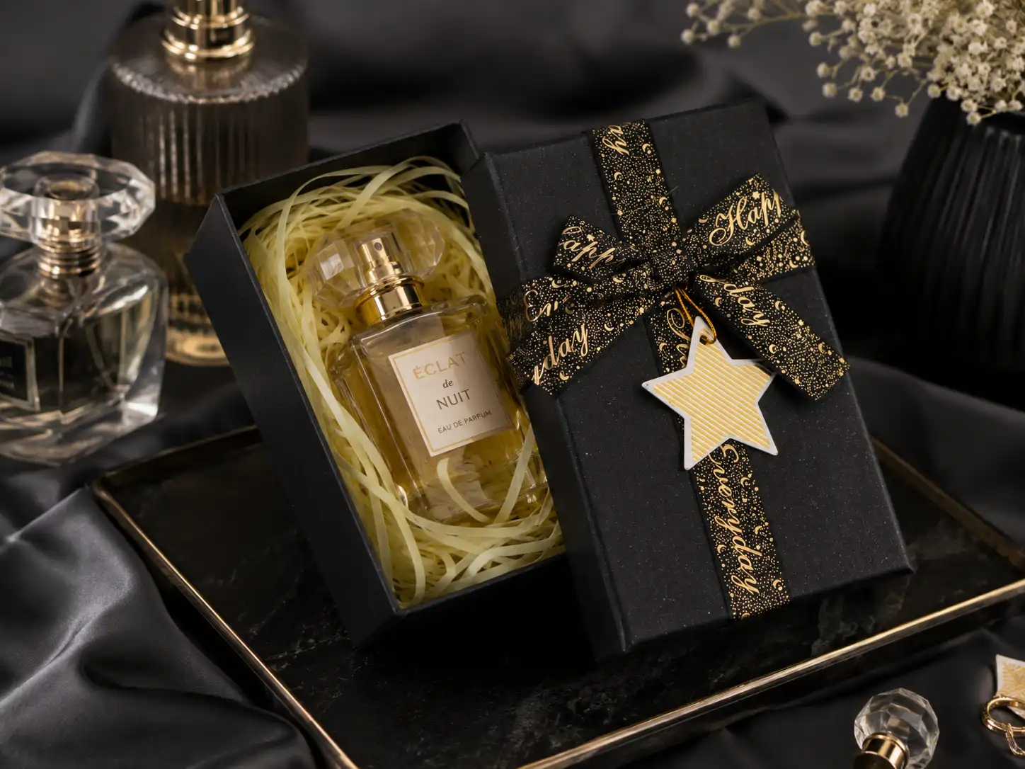 Coffret parfum noir avec flacon et ruban doré