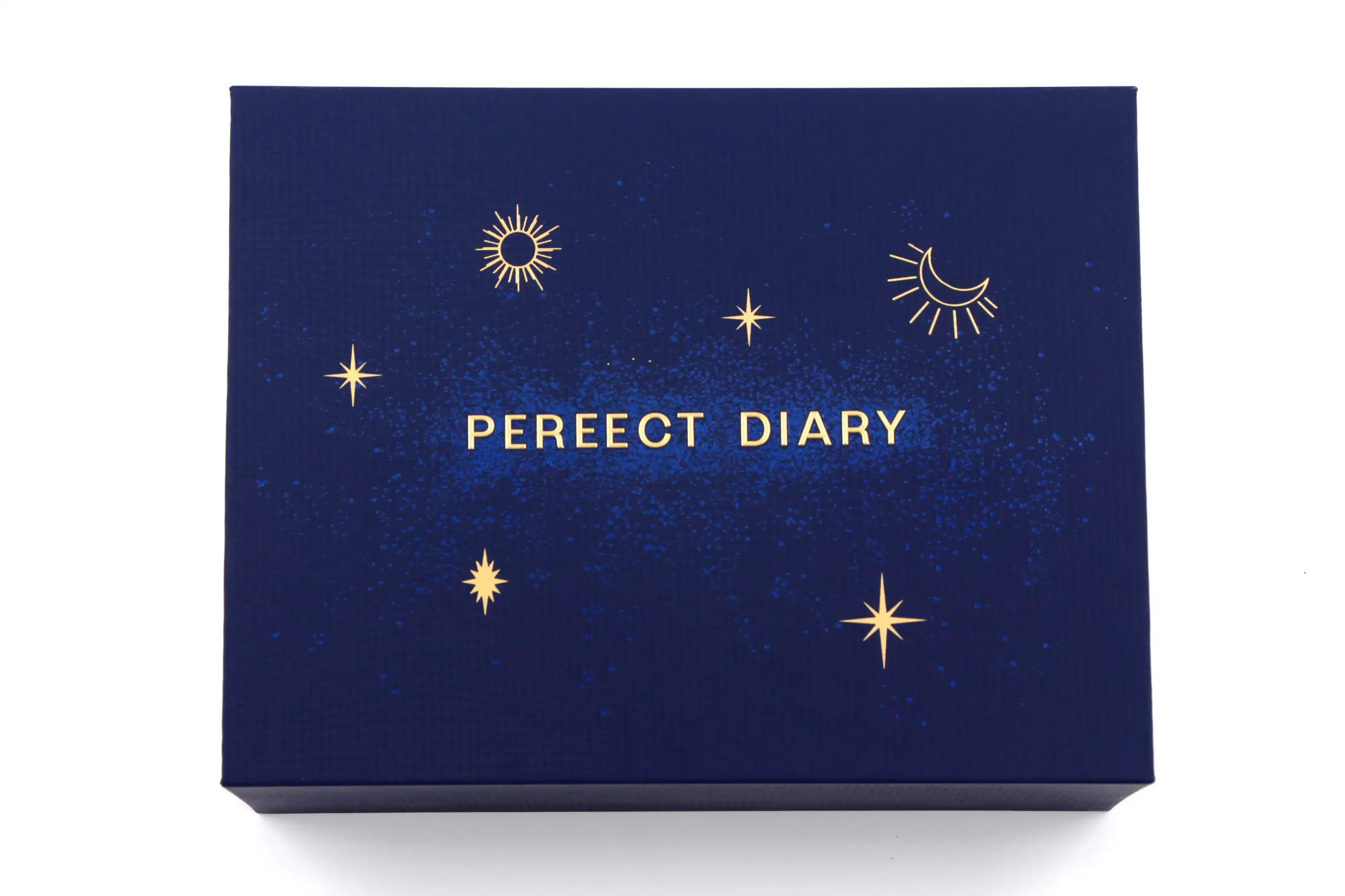 Caja de regalo azul con estampado dorado de estrellas